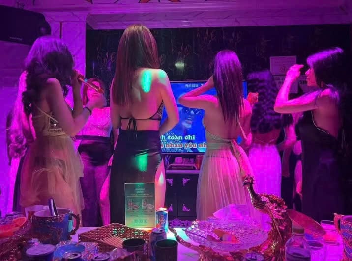 Hình Ảnh Nhân Sự PR Lucky 2000 KTV