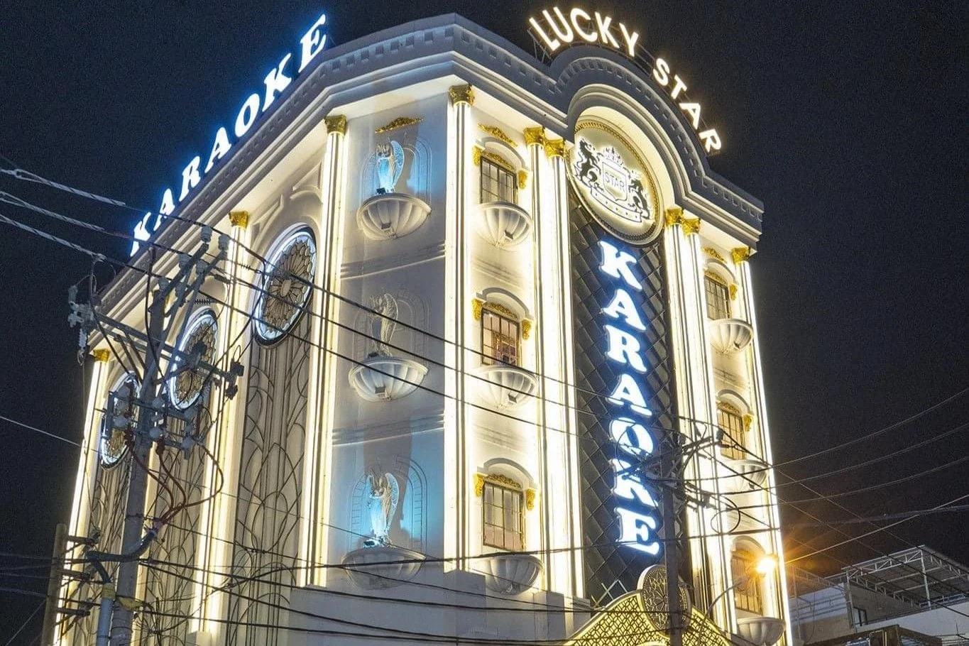 Tòa nhà Lucky Star sáng đèn, biển KARAOKE dọc