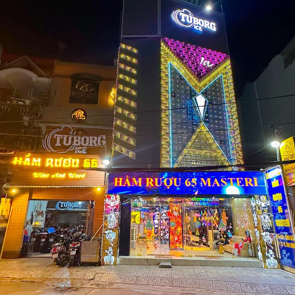 Mặt tiền Hầm Rượu 65 Masteri trên đường Bình Giã