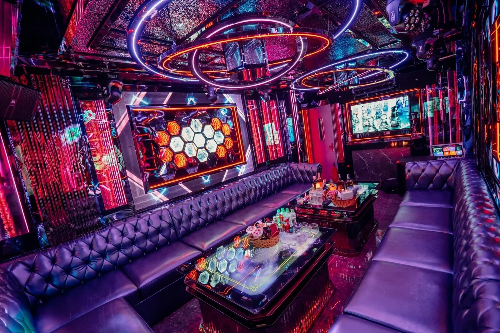 Phòng VIP tông tím, trần vòng LED, sofa dài