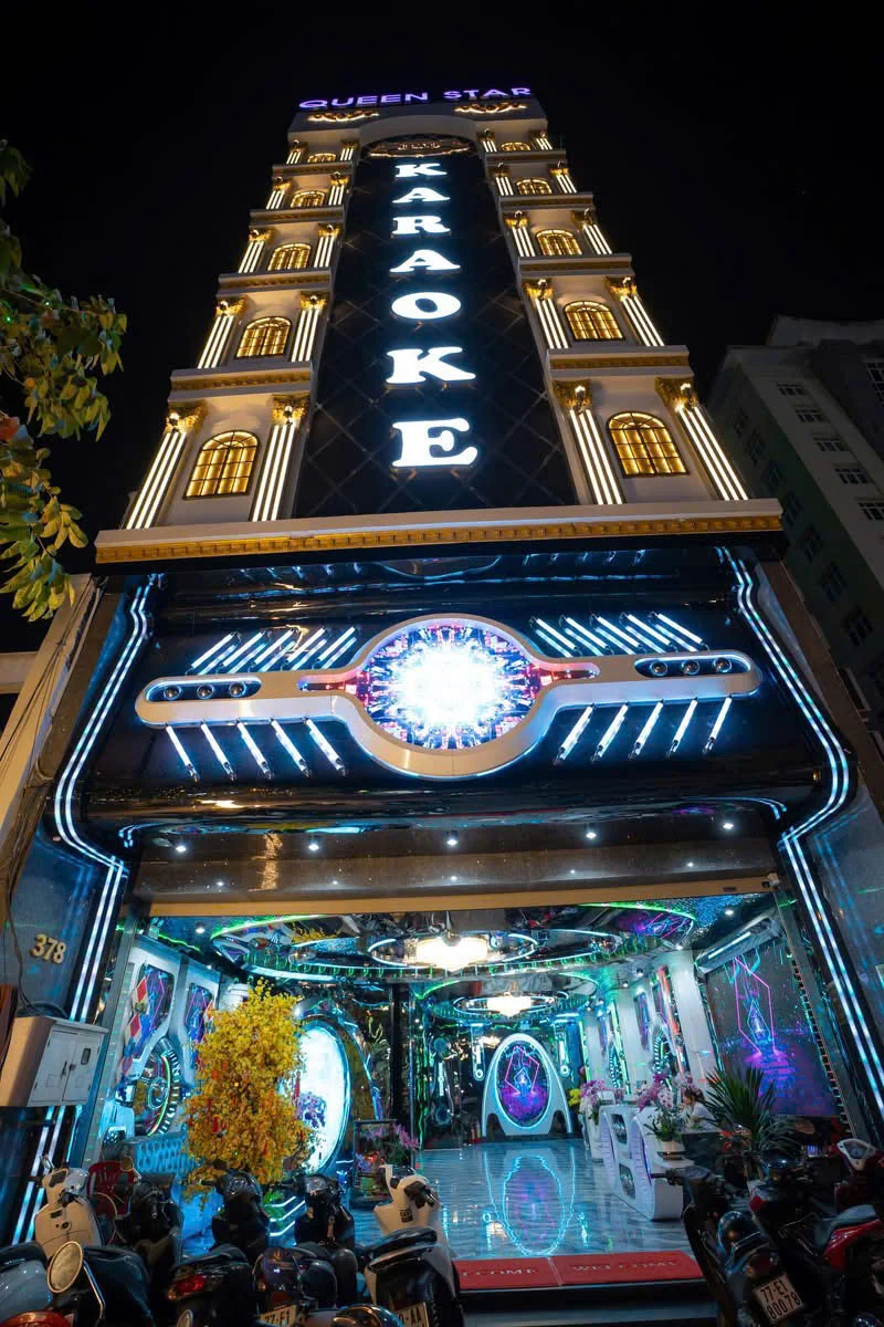 Mặt tiền Queen Star, biển KARAOKE dọc