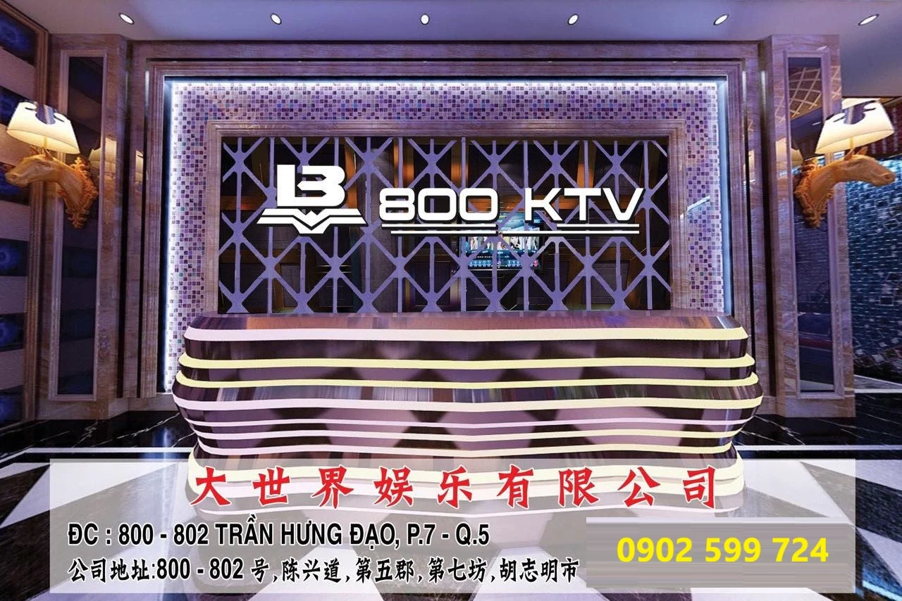 Lối vào với bảng hiệu 800 KTV viền đèn