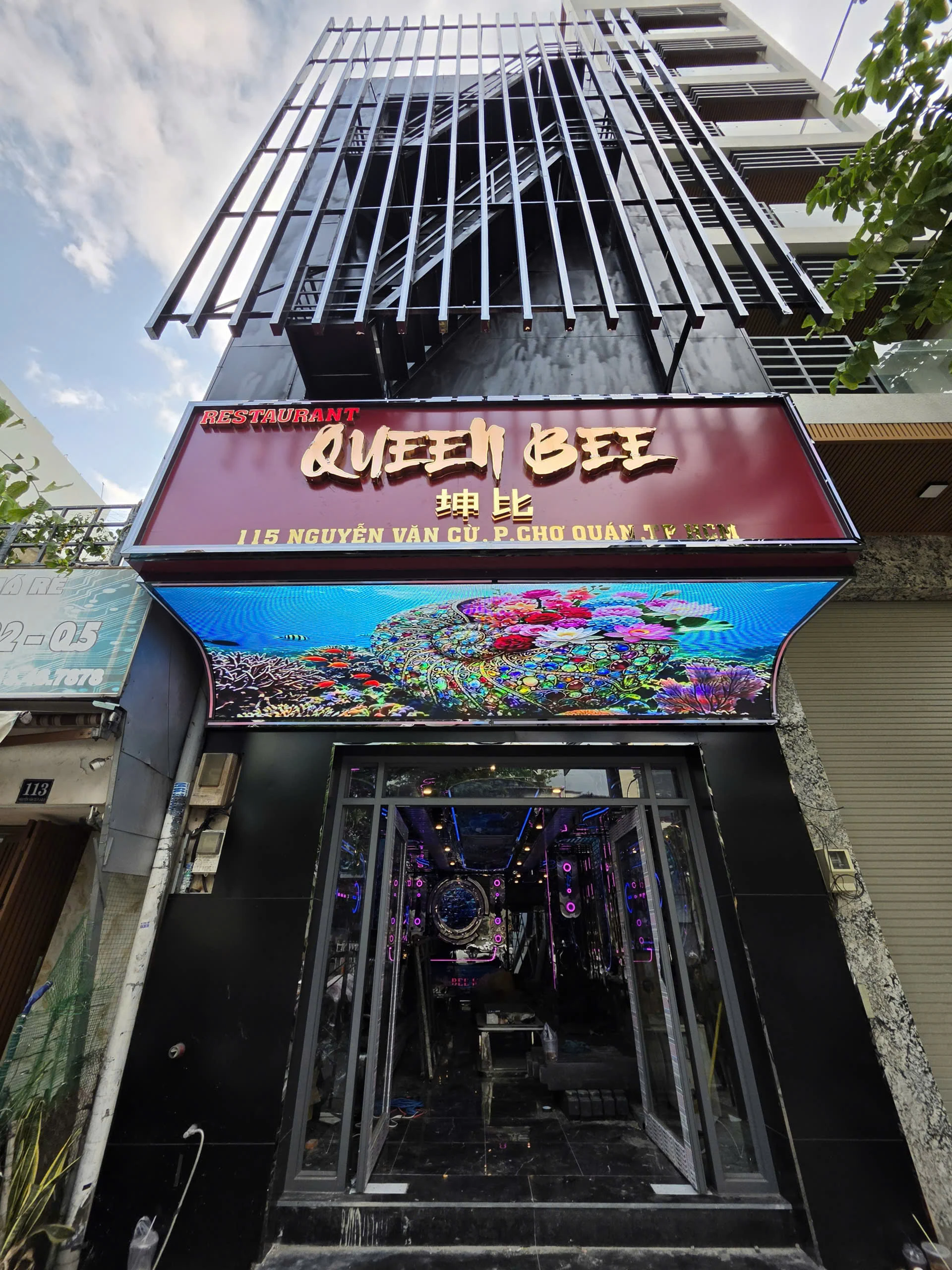 Mặt tiền và lối vào Karaoke Queen Bee