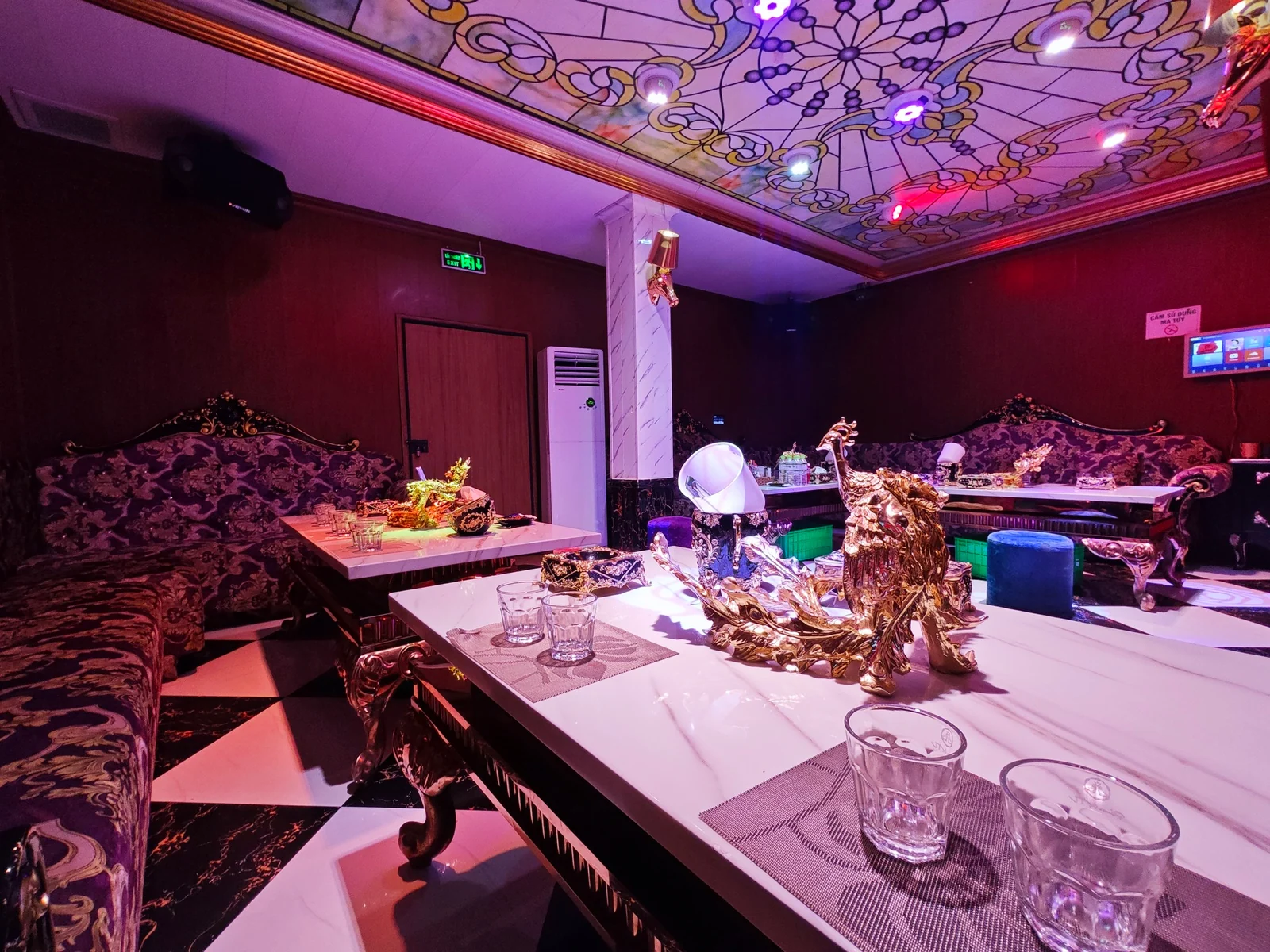 Karaoke Prince – phòng VIP tông đỏ, trần hoa văn
