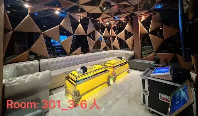 Phòng 301 tường hình khối vàng đen, bàn vàng