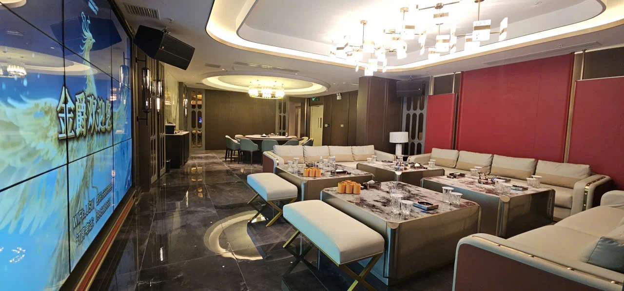 Phòng hát sofa kem, ghế đôn và bàn đá