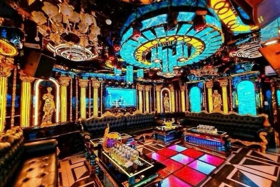 Phòng VIP lớn đèn chùm, sàn LED nhiều màu, sofa đen