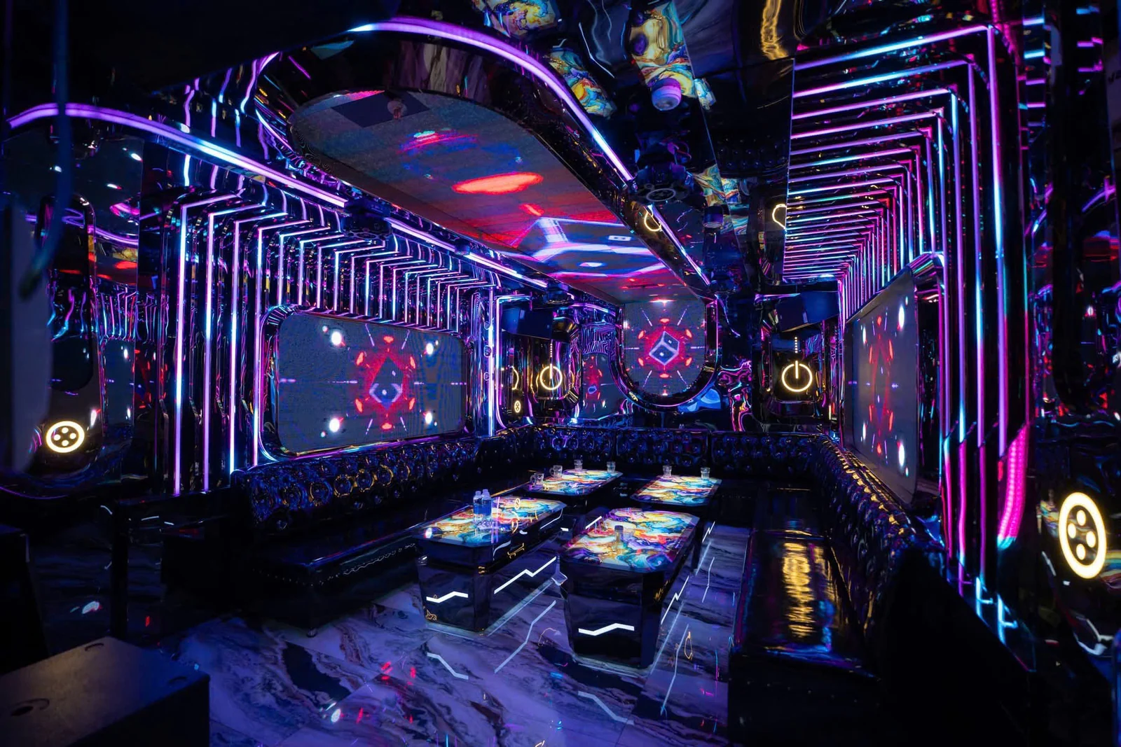 Phòng đèn neon tím hồng