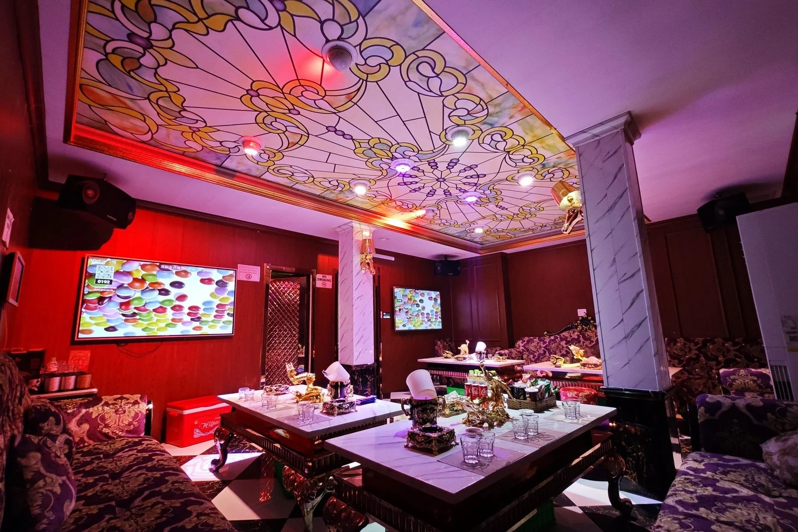 Phòng hát trần hoa văn, sofa đỏ bao quanh
