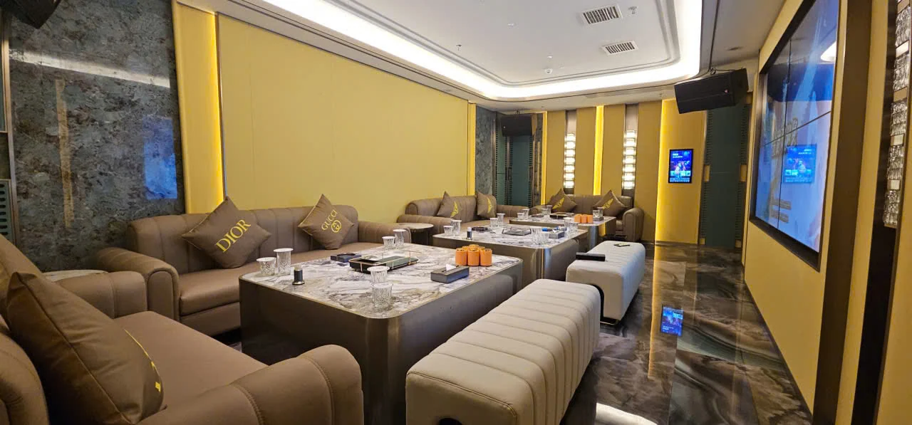 Phòng hát tường vàng, sofa chữ U