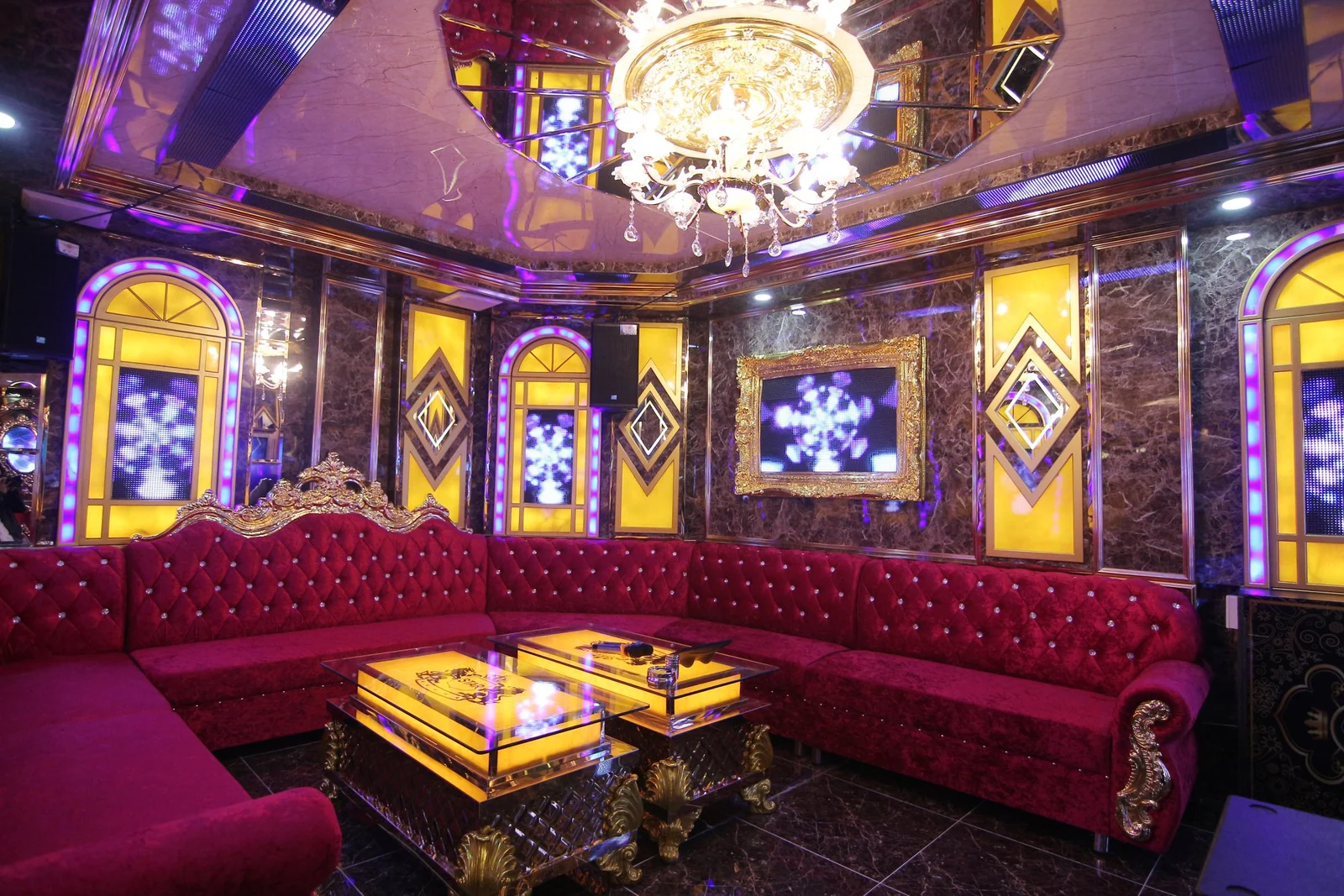 Phòng VIP sofa da đỏ, đèn chùm pha lê