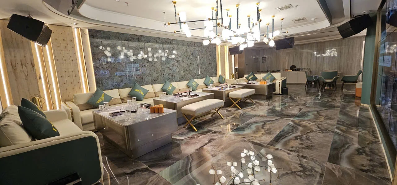 Phòng VIP tường đá xanh, đèn chùm