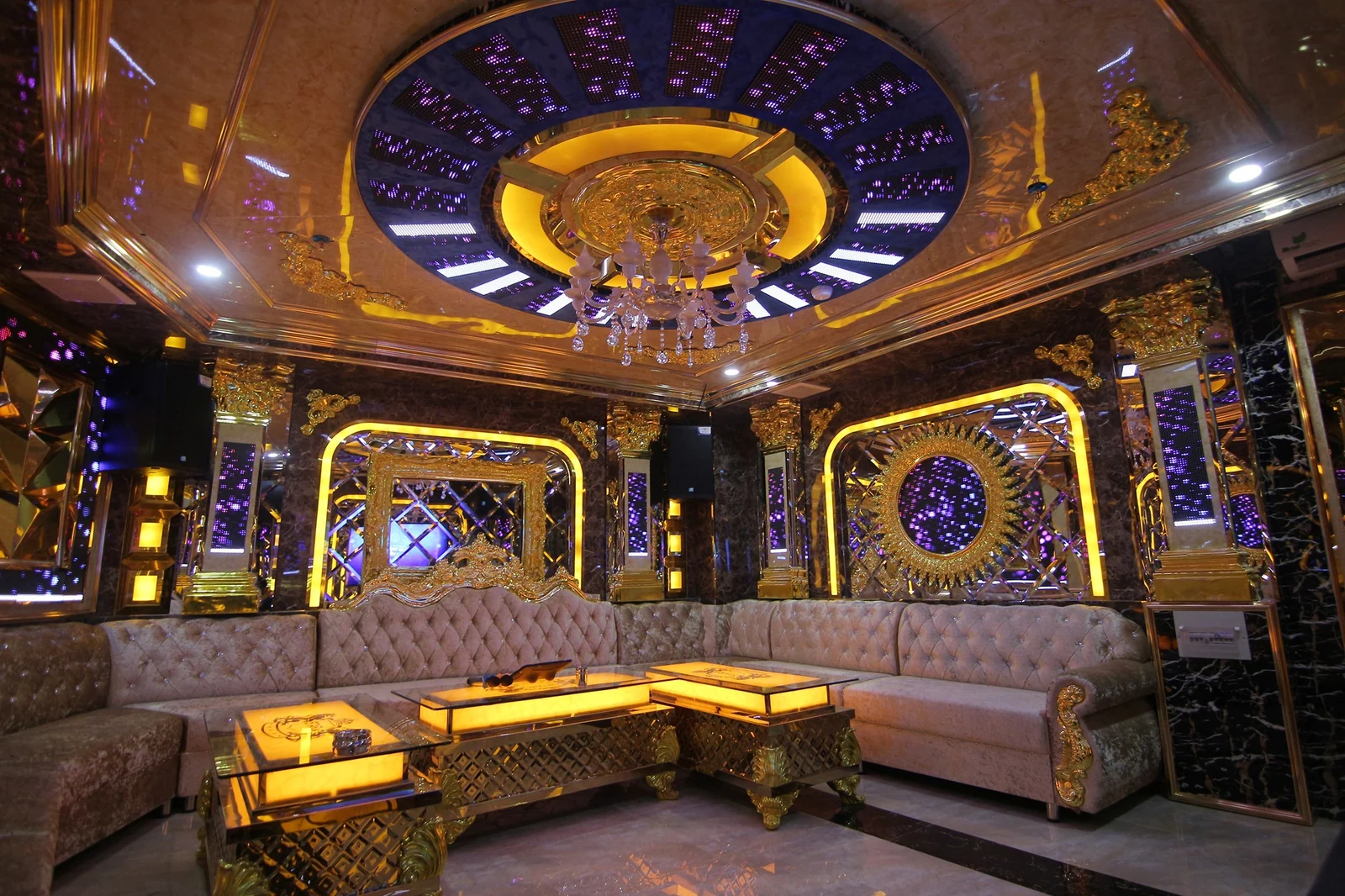 Phòng VIP cổ điển sofa kem, trần vòm dát vàng