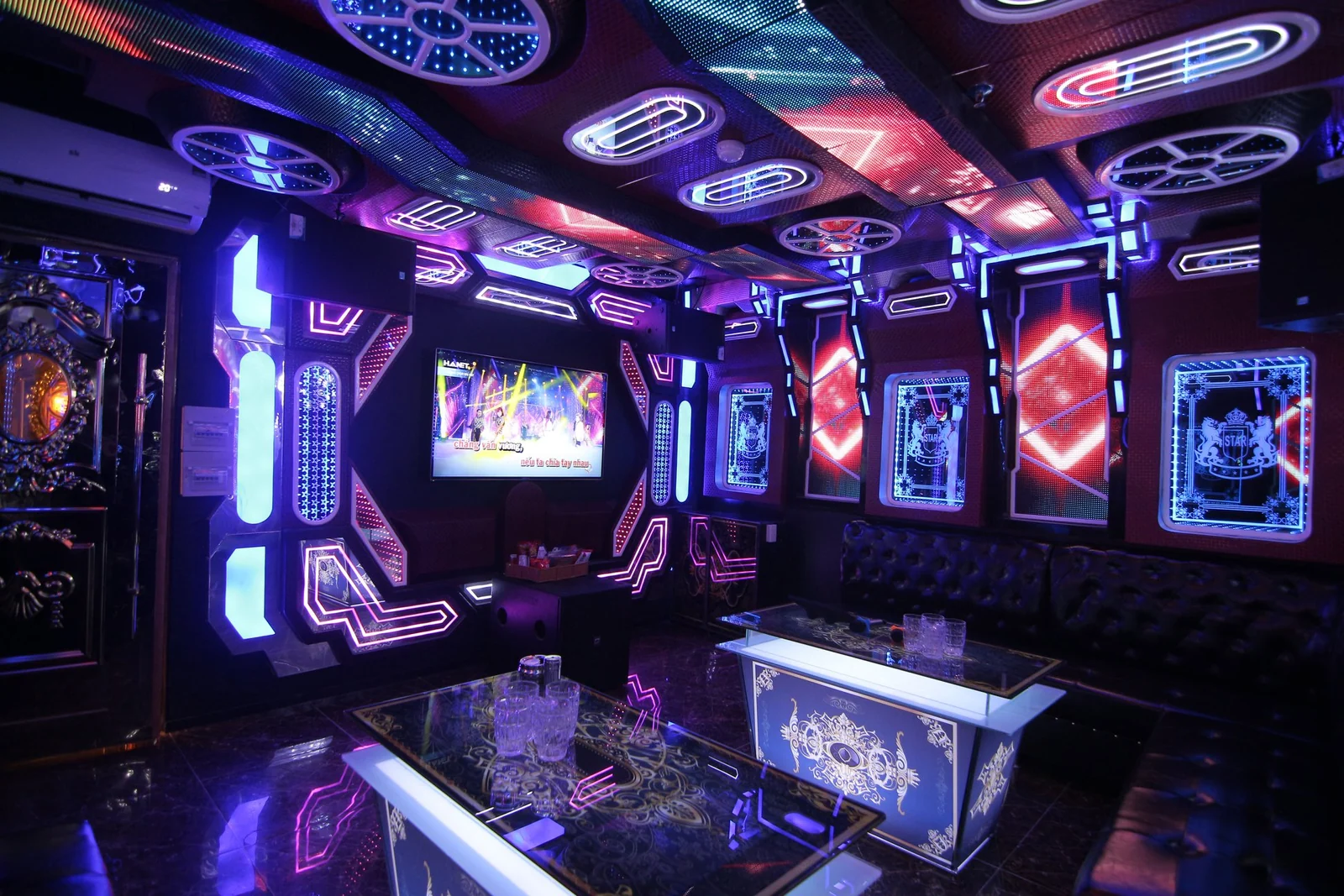 Phòng LED đen, tường đèn neon, bàn kính