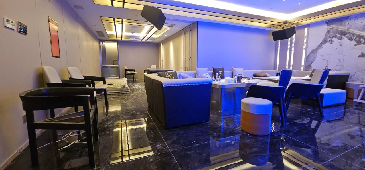 Phòng hát ánh đèn xanh, sofa xanh dương