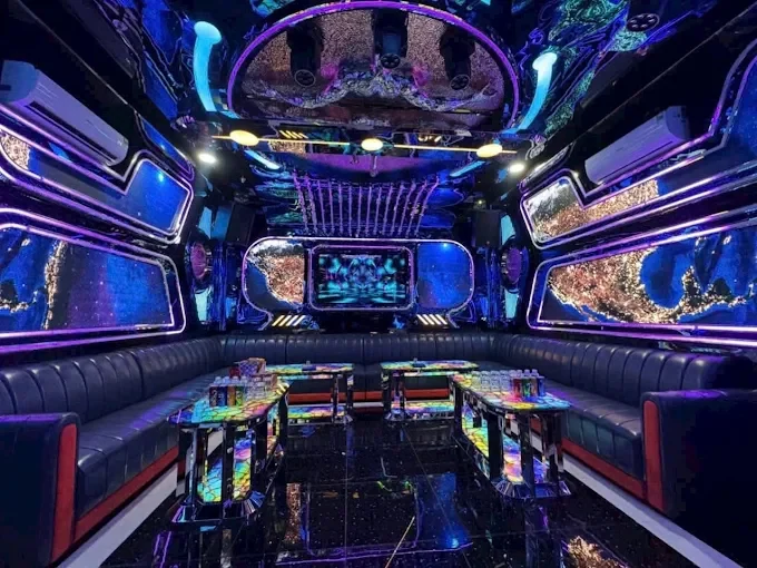Phòng VIP sofa trắng, tranh tường tròn