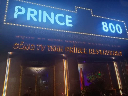 Bảng hiệu PRINCE 800 phát sáng buổi tối