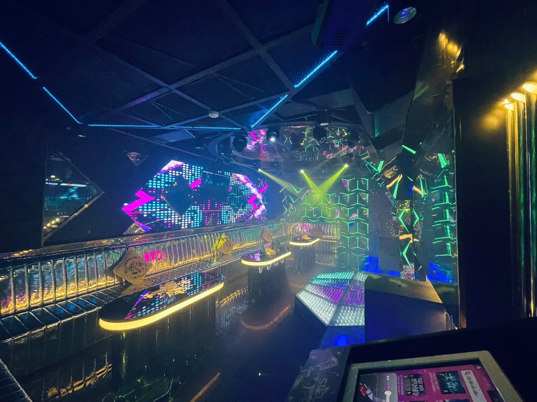 Không gian phòng hát Karaoke Kingdom - góc 12