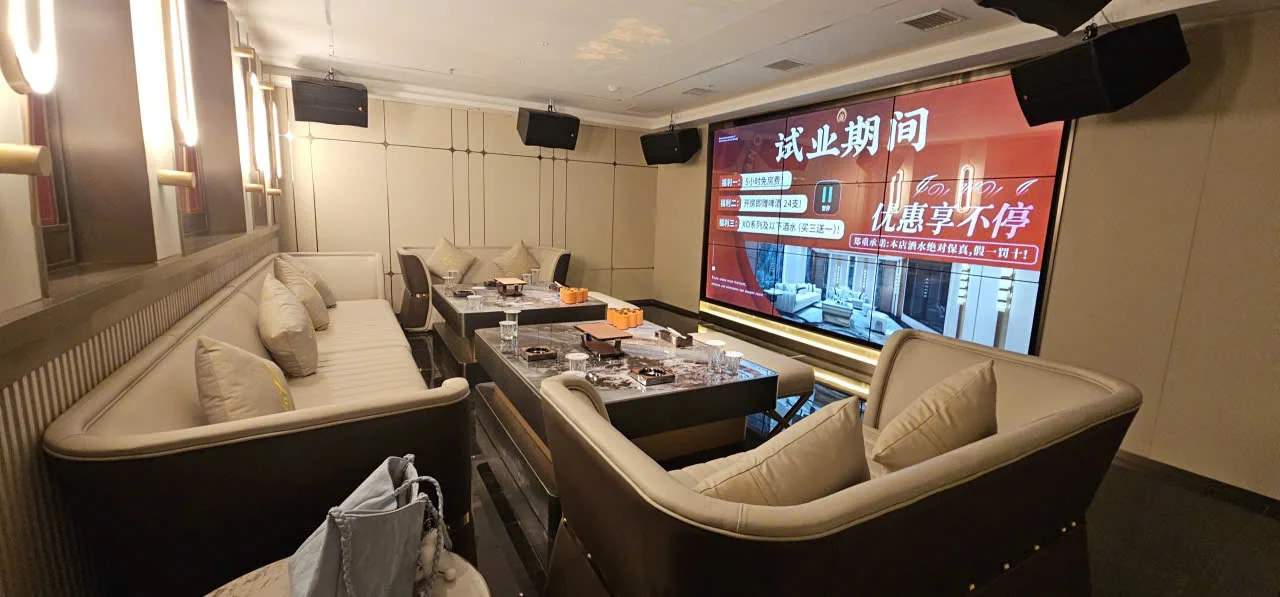 Phòng tiệc hai dãy sofa, màn hình lớn
