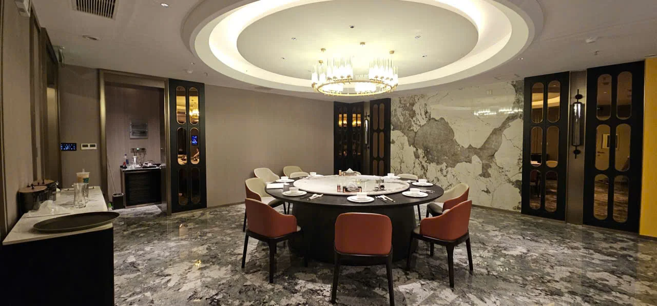 Phòng ăn bàn tròn, tường tranh thủy mặc