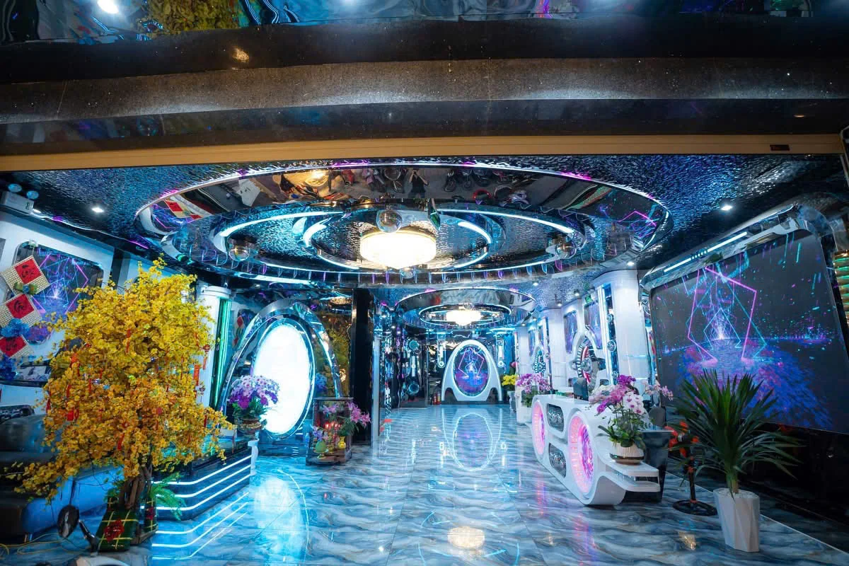 Sảnh rộng, trần đèn vòng, cây mai vàng