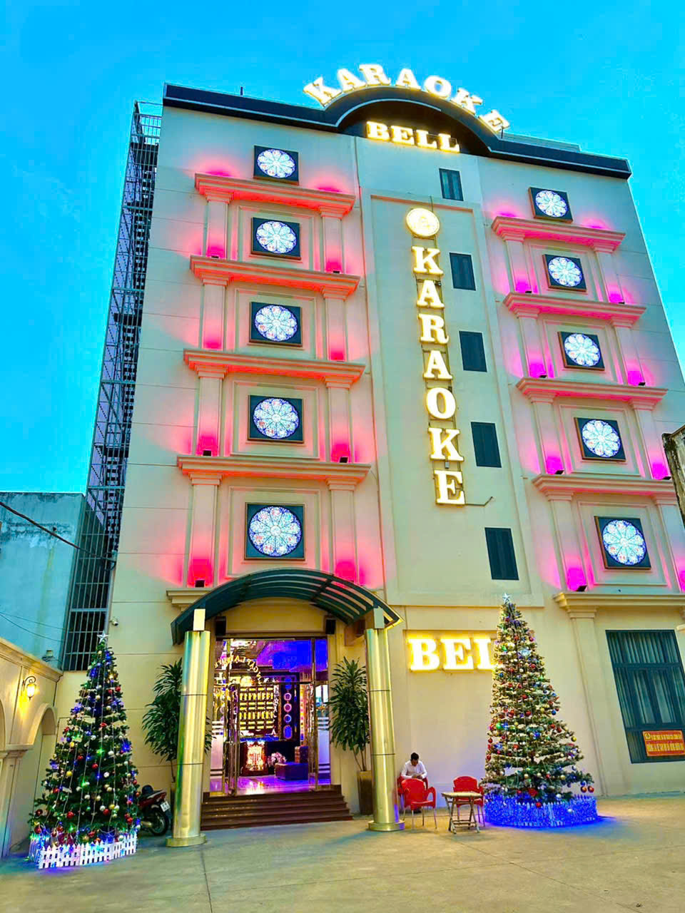 Mặt tiền tòa nhà Karaoke Golden Bell ban ngày