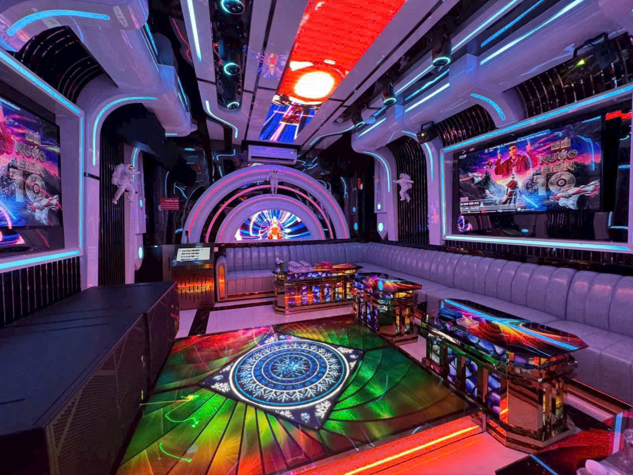 Phòng VIP sàn hoa văn đèn LED, sofa đỏ