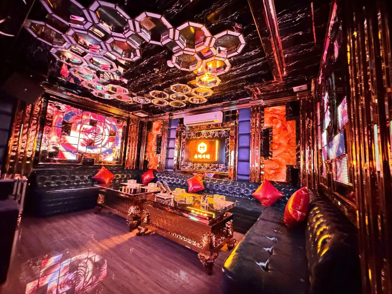Phòng Eden Paradise KTV ánh sáng đỏ ấm
