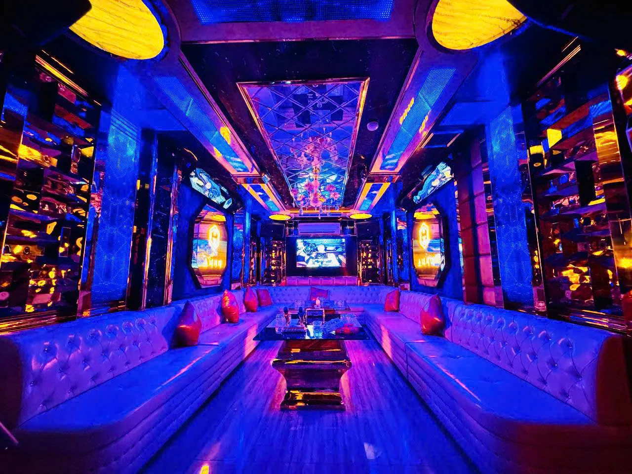Phòng Eden Paradise KTV ánh sáng xanh tím