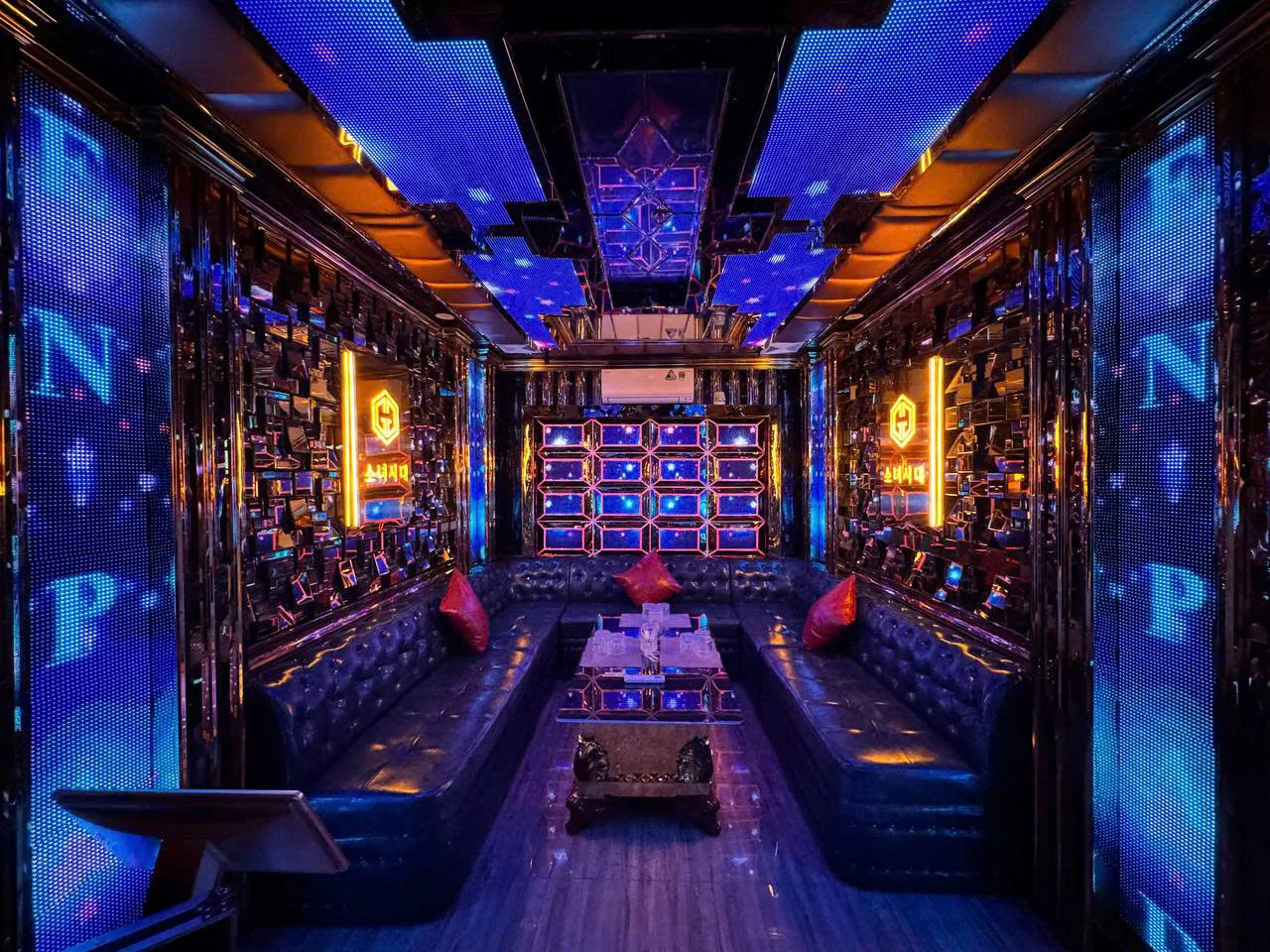 Phòng Eden Paradise KTV với trần LED xanh