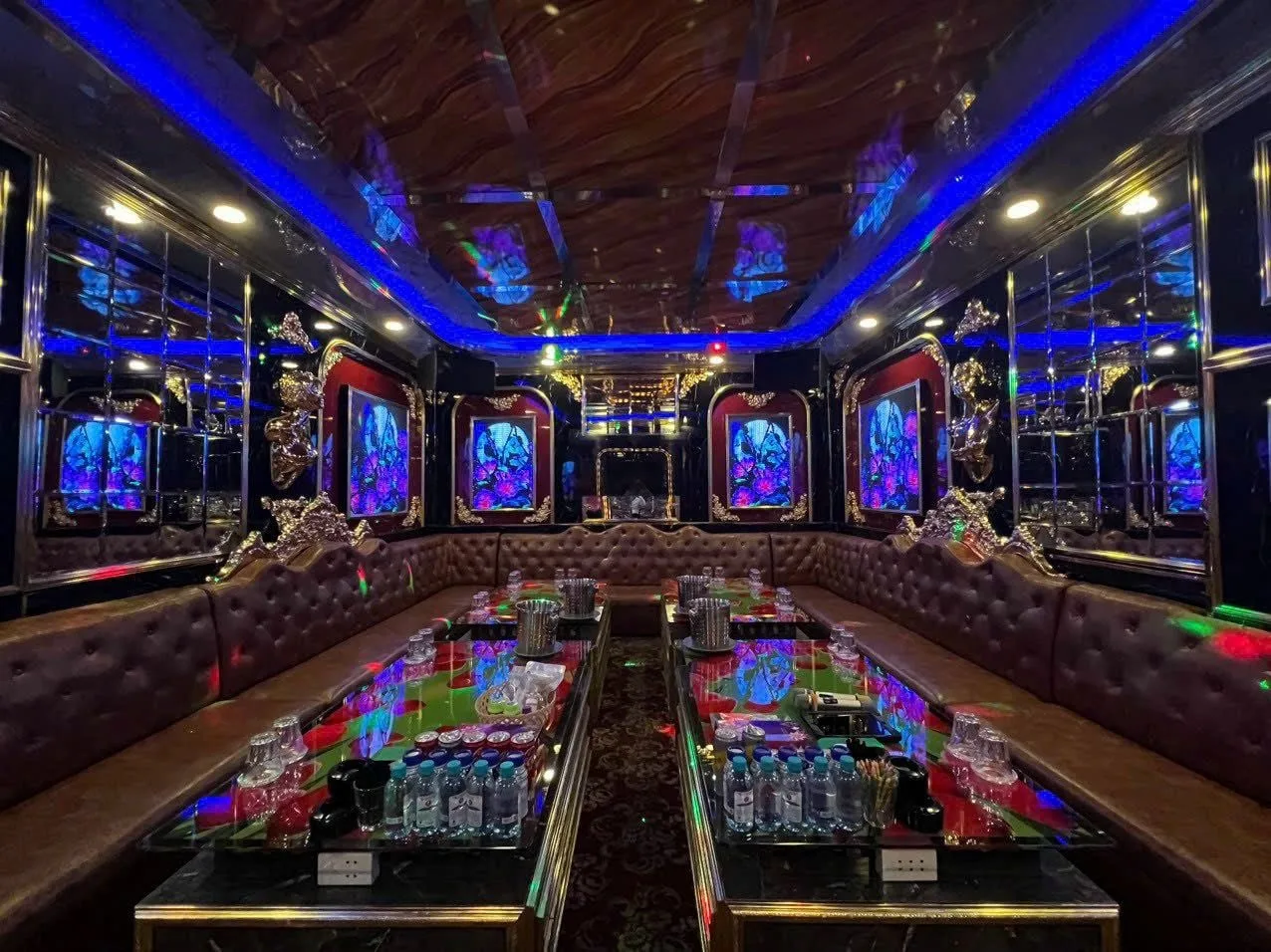 Phòng VIP Lotus Restaurant tông xanh và nâu