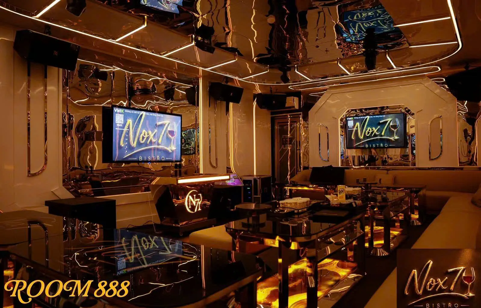 Phòng 888 NOX7 Bistro KTV với tông vàng và sofa lớn
