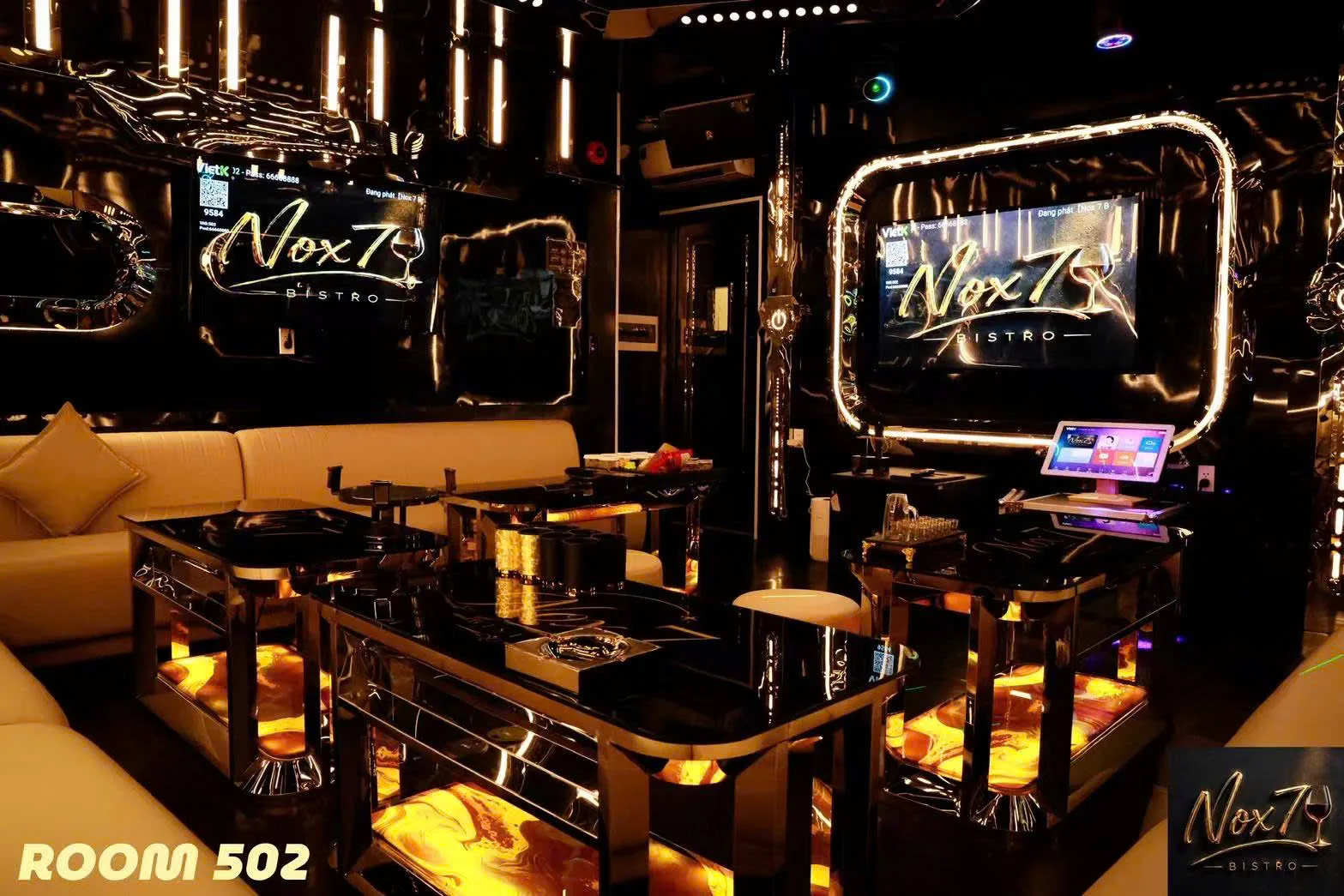 Phòng 502 NOX7 Bistro KTV với nội thất đen vàng