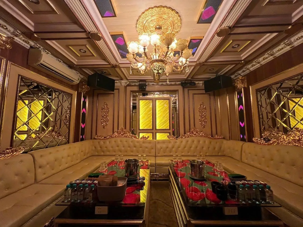 Phòng VIP Lotus Restaurant tông vàng cổ điển