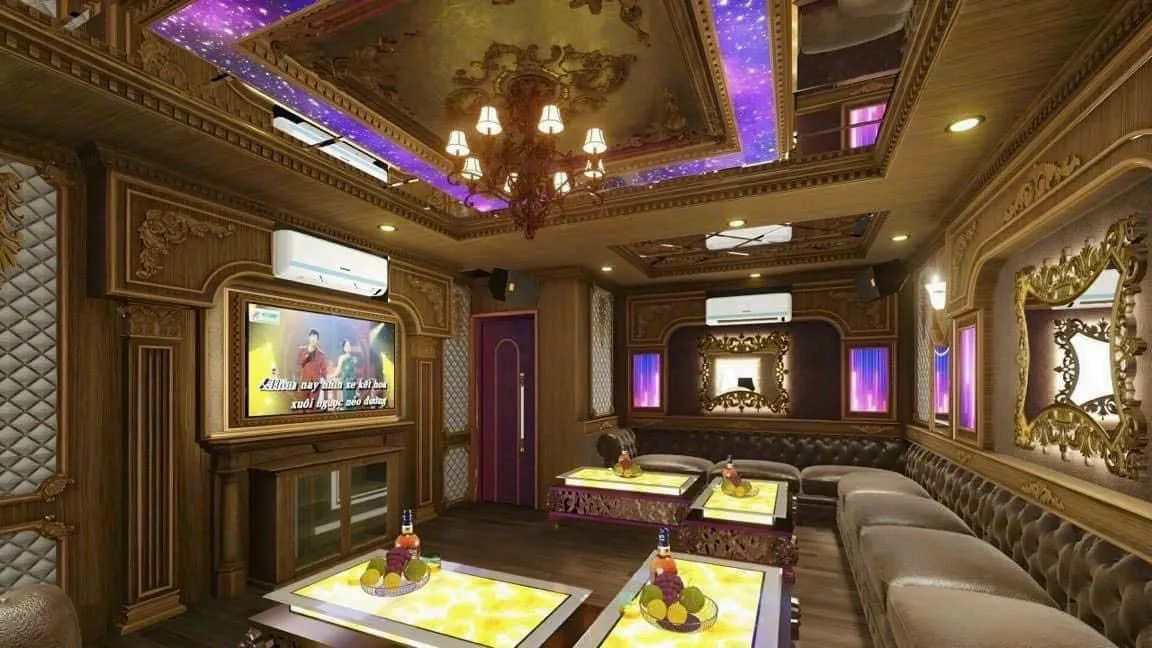 Phòng Lotus Restaurant rộng với nội thất gỗ