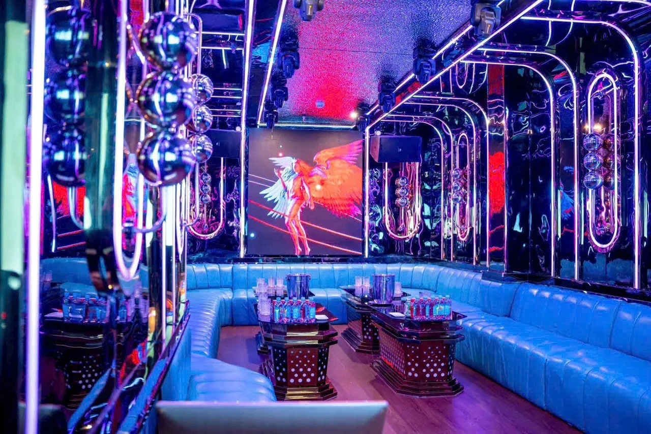 Phòng Karaoke Limited với sofa xanh và màn hình lớn