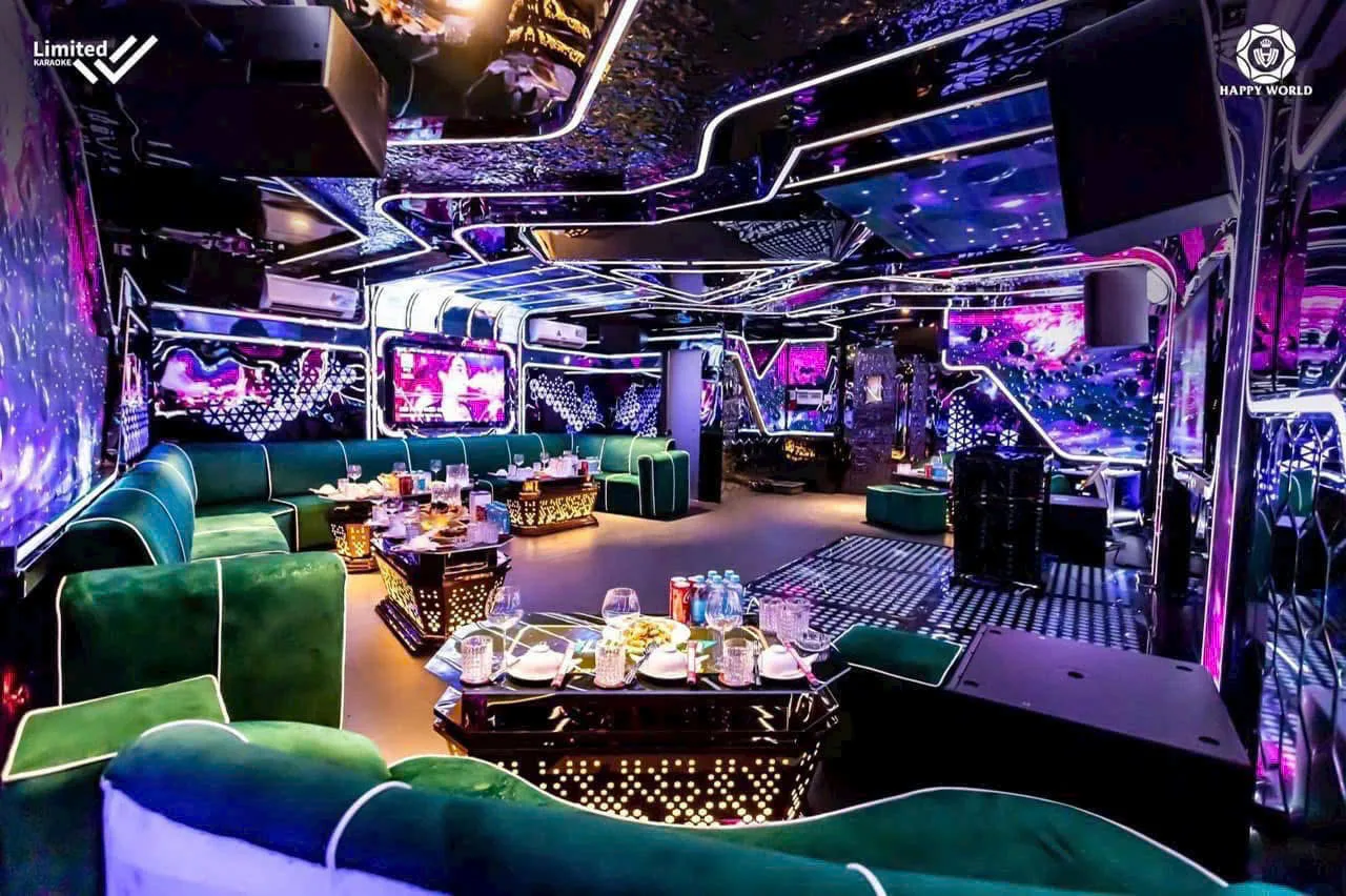 Phòng Karaoke Limited rộng với ánh sáng tím