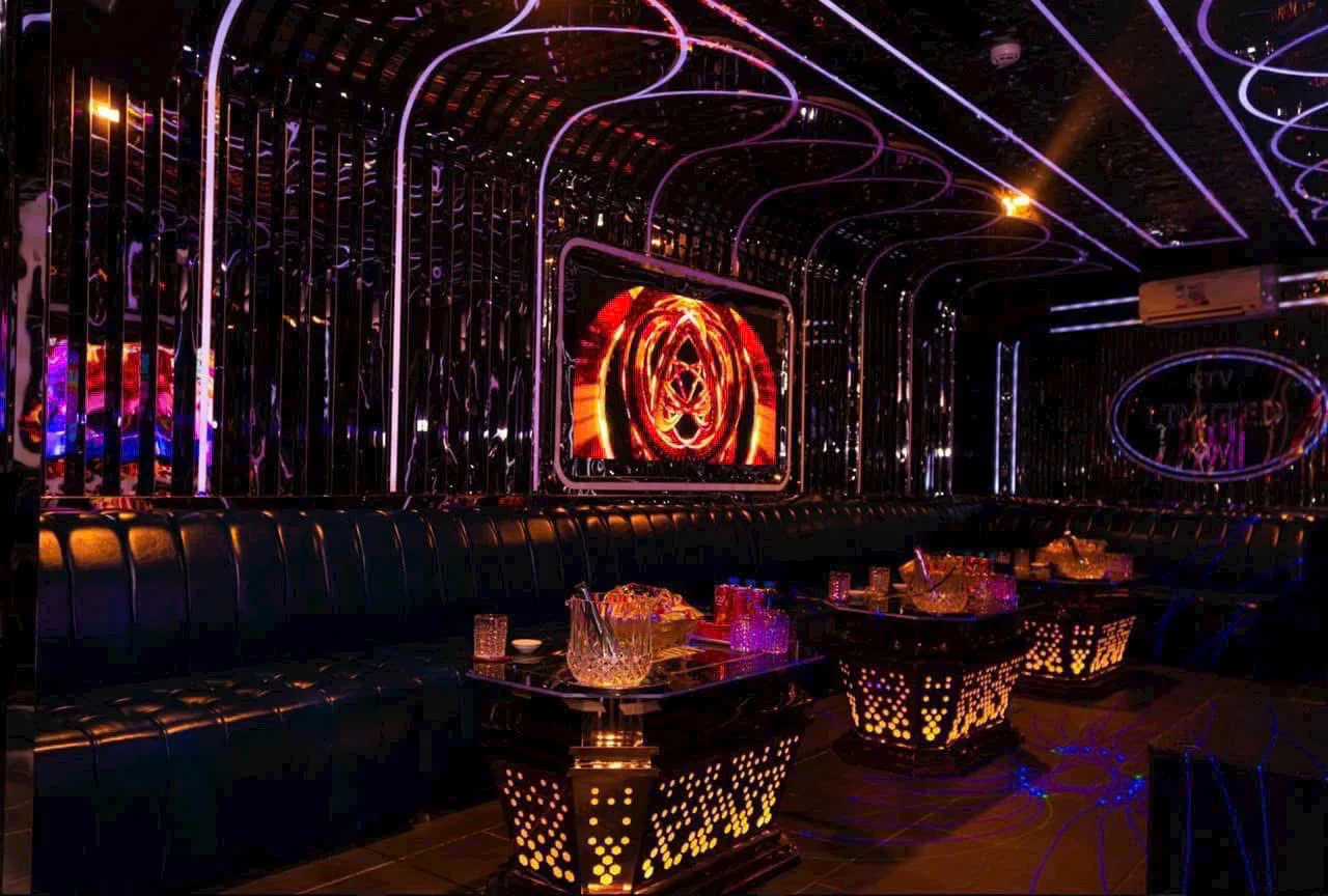 Phòng Karaoke Limited tông đen vàng sang trọng