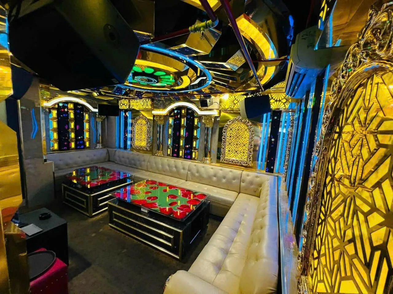 Phòng Karaoke Atlantis ánh sáng vàng và xanh
