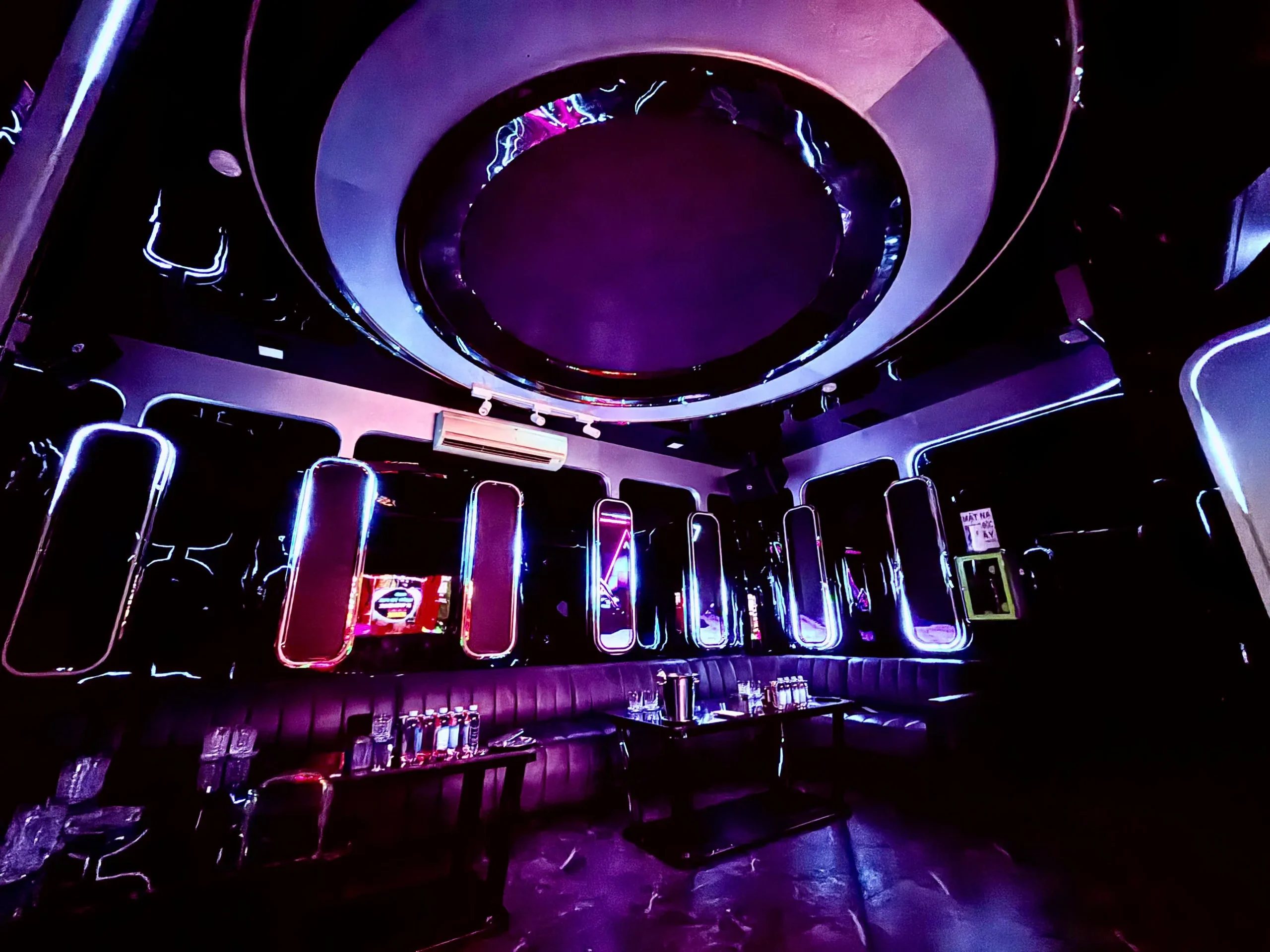 Phòng Karaoke Atlantis ánh sáng tím hiện đại