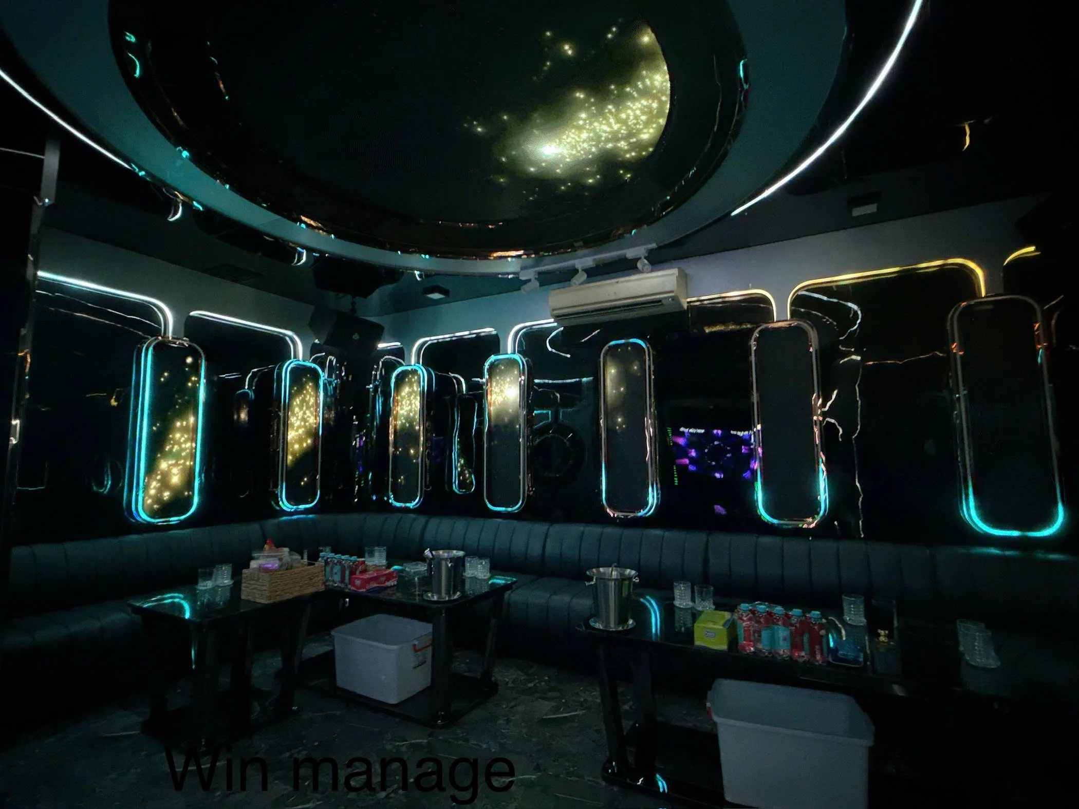 Phòng Karaoke Atlantis ánh sáng cyan và trần sao