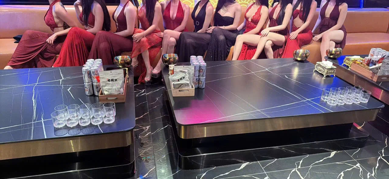Không gian phòng dành cho nhóm đông tại Đông Phương KTV