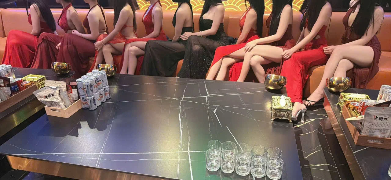 Khu vực bàn đồ uống trong phòng Đông Phương KTV