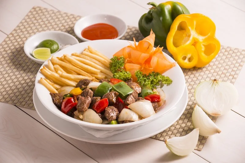 Bò lúc lắc kèm khoai tây chiên tại Nnice