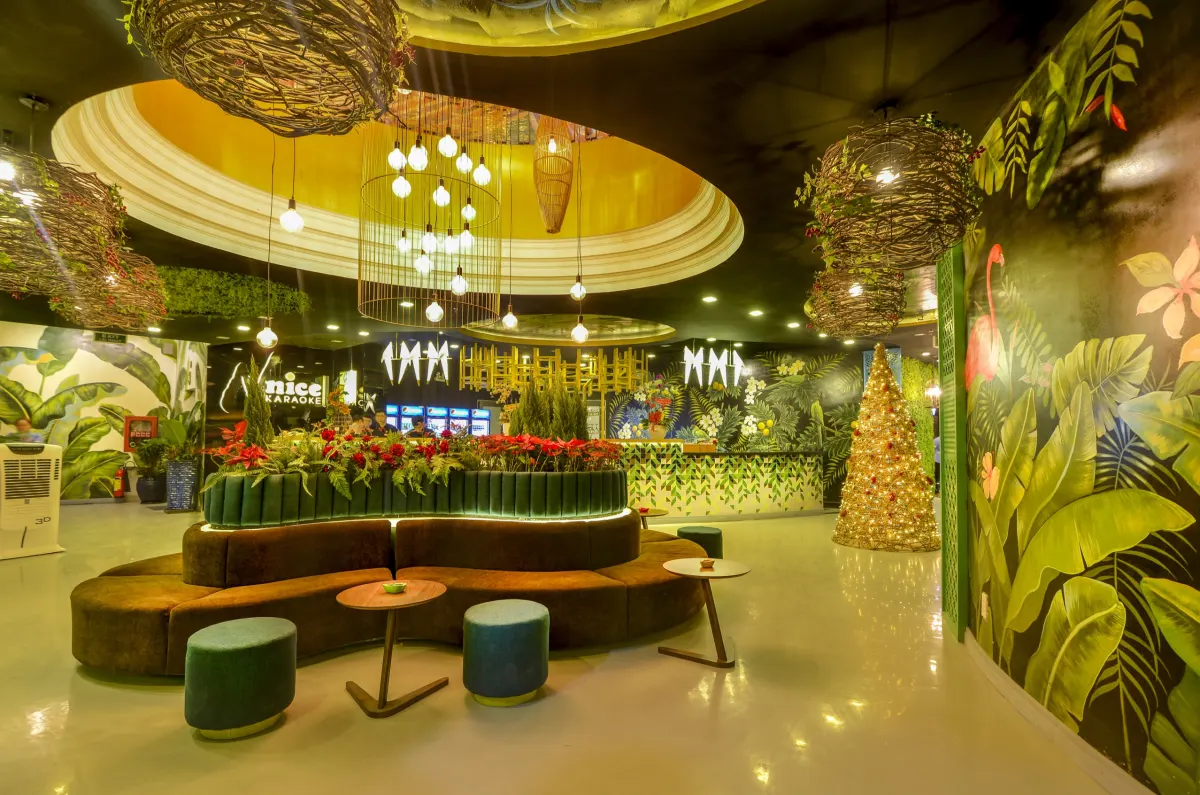 Nnice karaoke – sảnh cây xanh, trần tròn đèn chùm