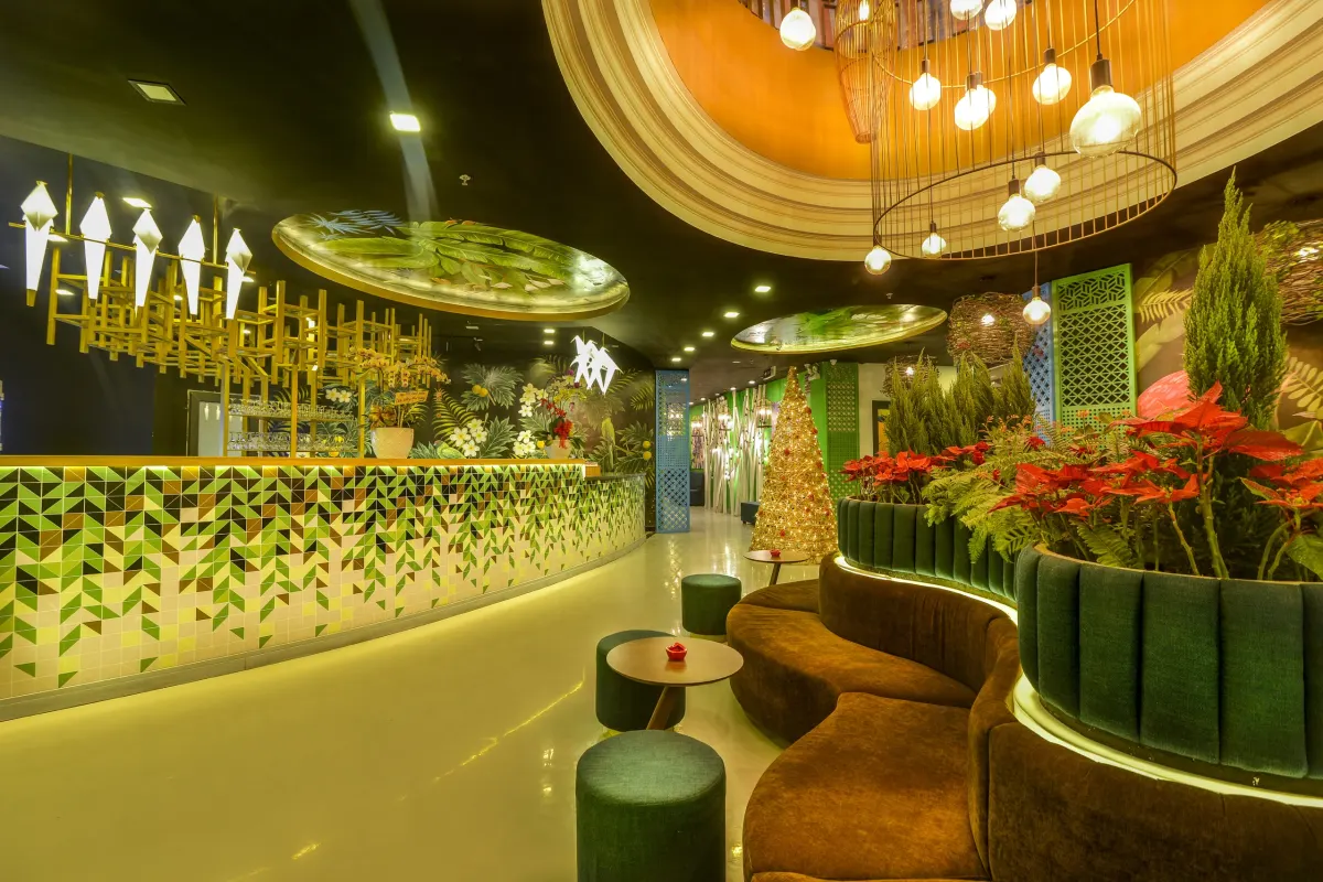Khu ghế cong giữa bồn cây và đèn thả