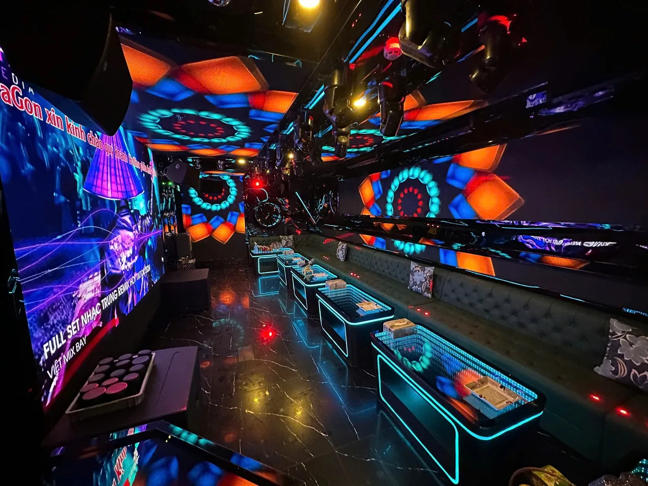 Phòng Karaoke China Town KTV dạng dài dành cho nhóm đông
