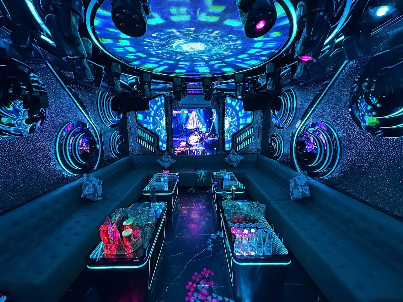 Phòng VIP China Town KTV với sofa bao quanh và ánh sáng xanh