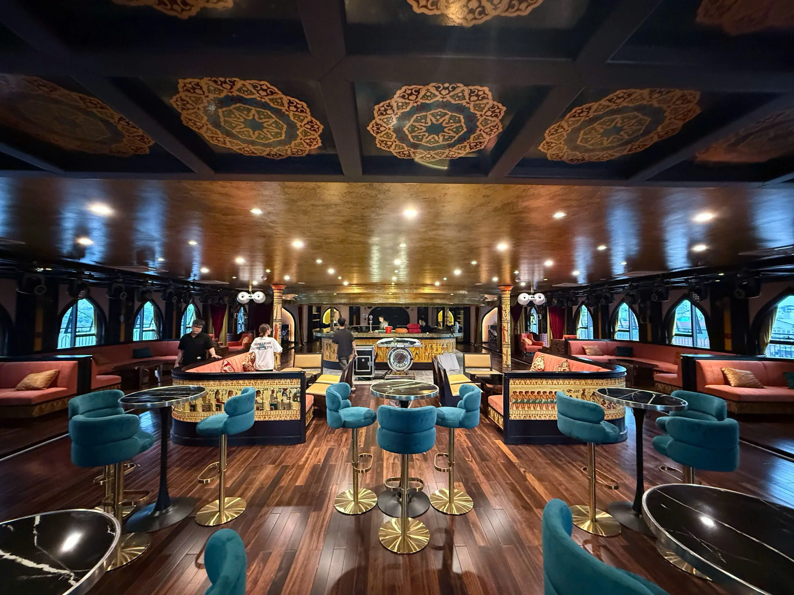 Toàn cảnh khu Lounge REVER Cruises với sofa và bàn ghế