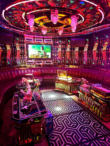 Phòng VIP sofa đỏ, tường viền vàng